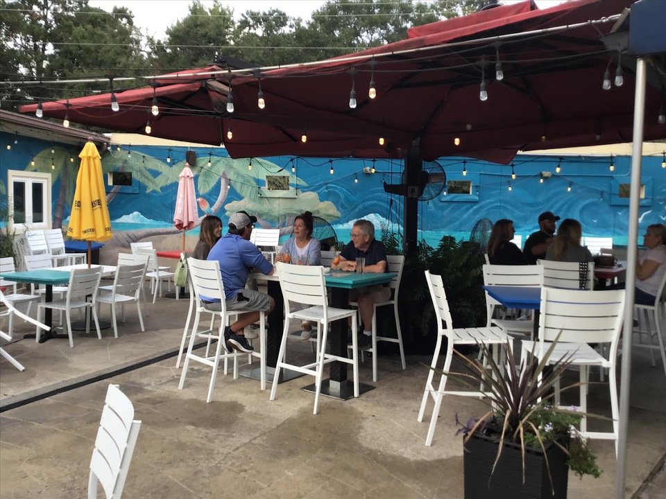 Front view of Castaways on Skidaway Road.